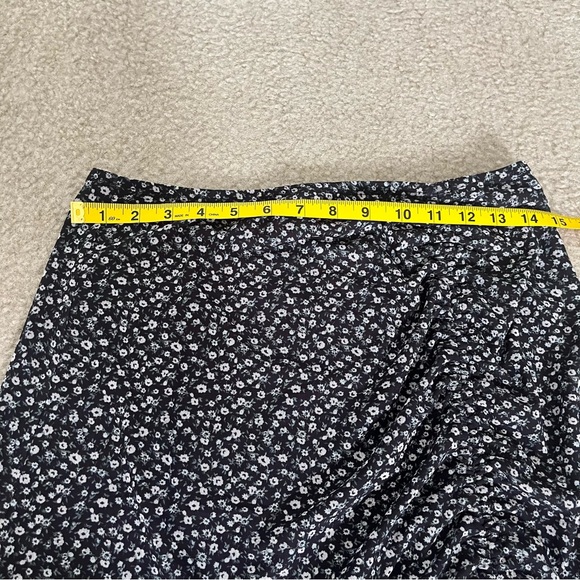 🌴Hollister Black with White and Green Flower Cinch Side Mini Skirt Size Large - Picture 6 of 8